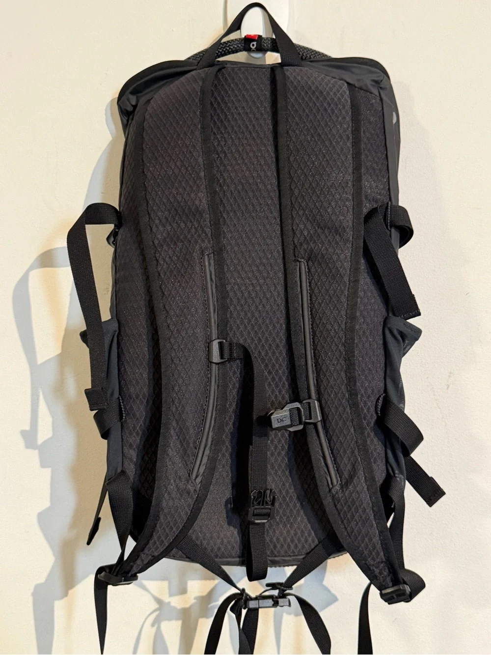 On cloud running  gray Black Men’s Technical Backpack